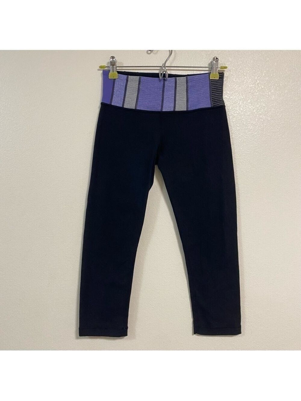 Lululemon Leggings Women’s Size 4 Black Reversible Wunder Under Capri Leggings